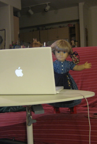 Kirsten at a Macbook laptop