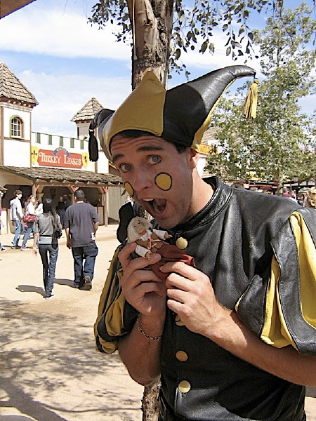 Renaissance Festival performer tries to eat Mini Kit